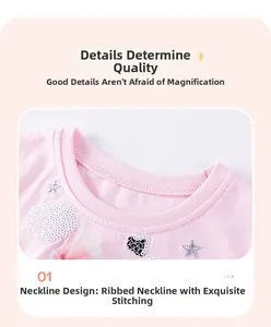 Détail du col d'une robe rose en coton avec nuage en paillettes et étoile brodée