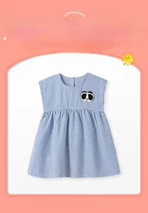 Detail eines ärmellosen Baumwollkleids mit blauen Streifen und süßer Panda-Stickerei