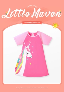 Détail de la robe en coton rose pour fille avec imprimé licorne et volants latéraux
