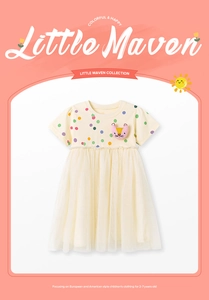 Détail d'une robe en coton pour fille avec broderie chat mignonne et pois colorés