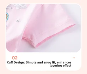 Gros plan de la manche en coton rose avec coutures doubles et détails de paillettes