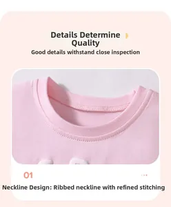 Dettaglio della maglia rosa in cotone da bambina con scollatura a coste e cuciture rinforzate