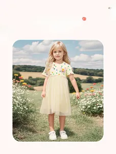 Détail de robe jaune en tulle à pois avec applique chat pour petites filles