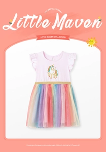 Dettaglio top in cotone rosa con ricamo unicorno e gonna in tulle arcobaleno