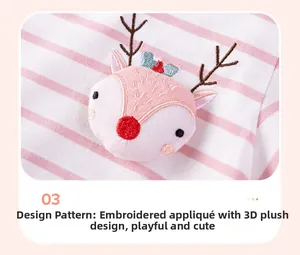 Detail eines rosa gestreiften Mädchenkleides mit süßer 3D-Plüsch-Hirsch-Stickerei