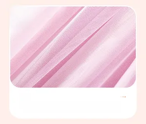 Gros plan détaillé du tissu en tulle rose multicouche sur une robe de princesse d'été
