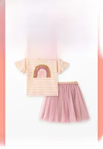 Détail d'ensemble d'été en coton pour filles avec arc-en-ciel et jupe en tulle