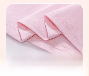 Dettaglio dell'orlo in cotone rosa con cucitura a doppio ago e trama a maglia fine