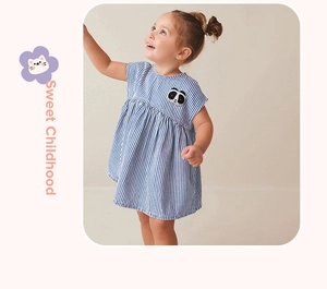 Detail eines ärmellosen gestreiften Baby-Mädchen-Kleids mit süßem Panda-Aufnäher
