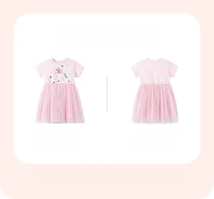 Détails de l'imprimé licorne et couches de tulle rose sur robe d'été en coton fille