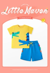 Détail d'ensemble en coton pour enfant avec t-shirt crocodile jaune et short bleu