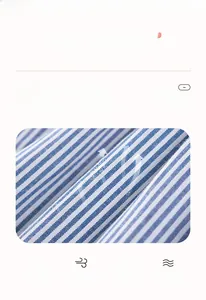Detail der Textur aus 50 % Baumwolle mit blau-weißen Streifen für Kinderkleider