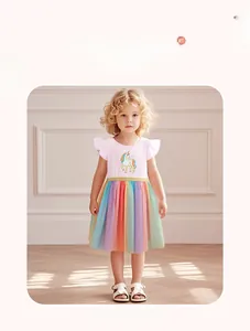 Dettaglio vestito da bambina in cotone con ricamo unicorno e gonna in tulle arcobaleno