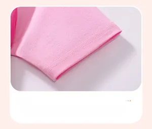 Gros plan de la manchette à double couture d'une robe d'été en coton rose pour fille