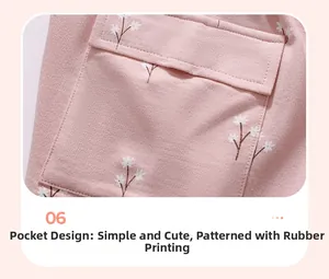 Dettaglio del tessuto in cotone rosa con tasca e motivo a fiori bianchi serigrafati