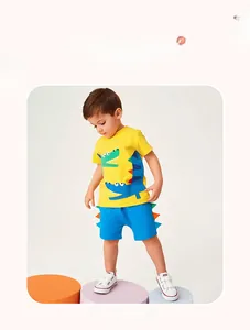Détail du t-shirt coton jaune garçon crocodile et short bleu avec des pointes en 3D