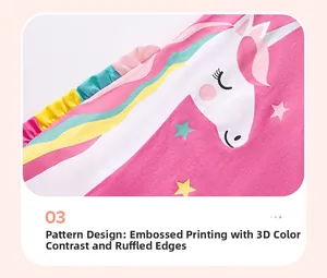 Détail de robe en coton rose avec motif licorne et ourlet à volants 3D multicolores