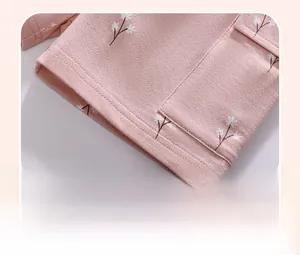 Dettaglio dei pantaloni rosa a fiori per bambina con cuciture lisce e tessuto di cotone