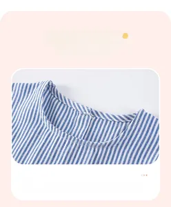 Detailansicht der feinen Nähte und des blau gestreiften Ausschnitts am Kinderkleid