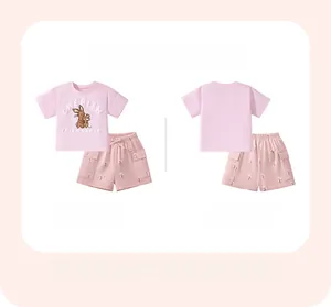Vista dettagliata fronte e retro del completo in cotone rosa per bambini con coniglietto