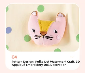 Détail du tissu en maille jaune avec broderie chat 3D rose et motifs à pois colorés
