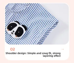 Detail eines gestreiften Babykleides aus Baumwolle mit Panda-Stickerei an der Schulter
