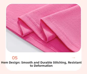 Détail de l'ourlet de robe en coton rose avec couture à double aiguille de haute qualité