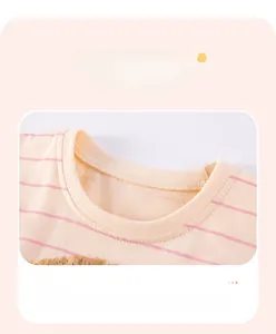 Vue macro détaillée de l'encolure côtelée et des rayures roses sur t-shirt en coton