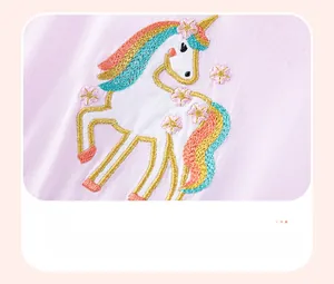 Dettaglio dell'abito rosa da bambina con applique di unicorno e ricami floreali colorati