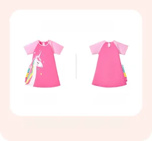 Vue à plat d'une robe rose en coton pour fille avec licorne et volants colorés