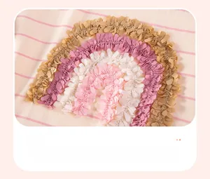 Détails de volants arc-en-ciel sur tenue d'été rose rayée en coton pour filles