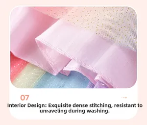 Dettaglio fodera viola e tulle arcobaleno con glitter dorati su vestito da bambina