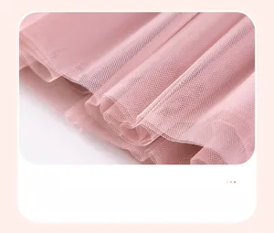 Détail de la jupe en tulle rose double couche avec un design en tissu mesh de qualité