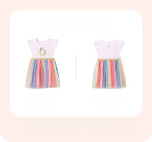Dettaglio fronte e retro del vestito da bambina con unicorno e rete arcobaleno