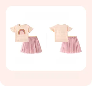 Vue à plat d'un ensemble fille t-shirt rose rayé arc-en-ciel et jupe en tulle étagée