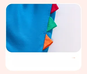 Détail des pointes 3D style dinosaure sur le côté de l'ensemble bleu en coton garçon