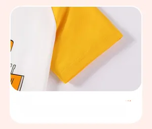 Détail des manches courtes avec ourlets à double aiguille sur t-shirt pour garçon