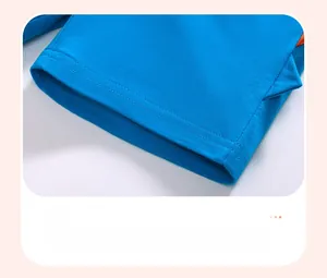 Détail du pantalon bleu en coton pour garçon avec écusson aileron et coutures denses