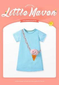 Dettaglio vestito blu bambina con applicazione gelato 3D rosa e maniche a righe