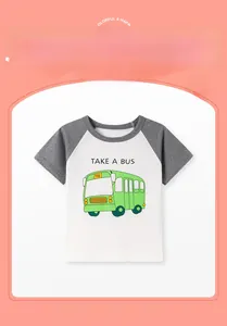 Détail d'un t-shirt en coton à manches raglan pour garçons avec motif bus vert