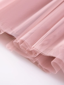 Détail de tulle rose multicouche pour robe de fille avec maille fine et plis délicats