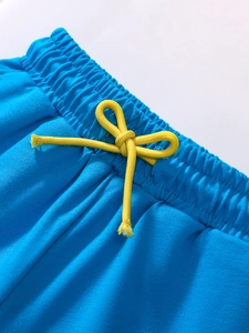 Short en coton pour garçons avec taille élastique bleue et détail cordon jaune