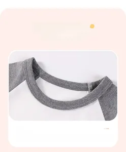 Détail d'un t-shirt raglan pour garçon avec col rond côtelé et manches courtes grises