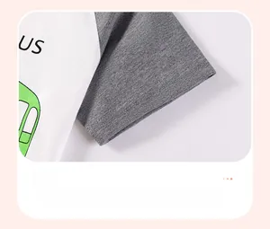Détail des manches raglan et coutures plates sur t-shirt enfant avec imprimé voiture
