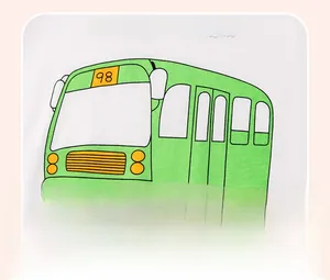 Détail d'un t-shirt blanc en coton avec un bus vert et une inscription en dessin animé