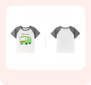 Vue détaillée du t-shirt en coton avec manches raglan et imprimé bus de dessin animé