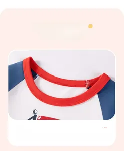 Détail du col rond contrasté du t-shirt pour garçons à manches raglan en coton et auto