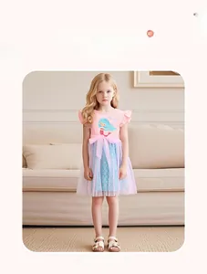 Détail de la broderie sirène et de la jupe en tulle sur cette robe d'été pour filles