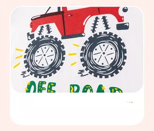 Détail de voiture tout-terrain rouge imprimée sur un t-shirt en coton blanc enfant