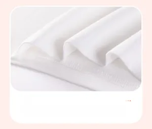 Détail de la double couture sur l'ourlet du t-shirt blanc en coton pour garçon durable